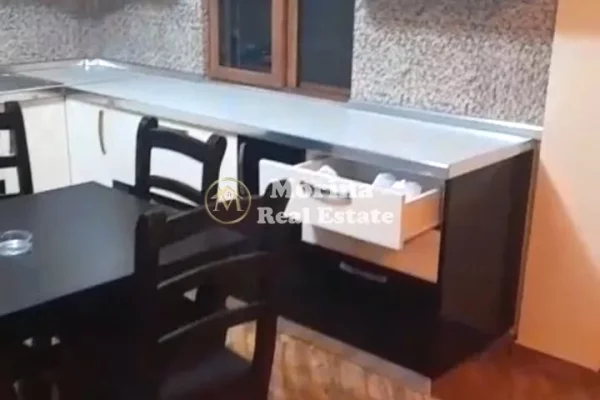 Shtepi me qera Shtepi Private ne Tirane, 2+1, Mobilimi E mobiluar, Pagesa 300  Euro.