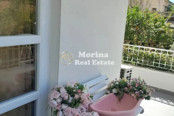 Shtepi ne shitje Vila Luksoze ne Tirane, 7+1, Mobilimi Pjeserisht e mobiluar, Pagesa 600,000  Euro.