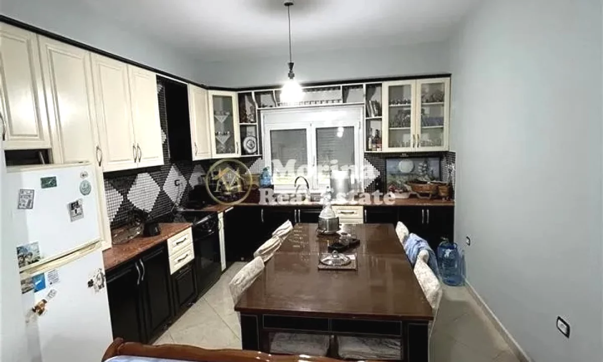 Shtepi me qera Shtepi Private ne Tirane, 3+1, Mobilimi E mobiluar, Pagesa 500  Euro.