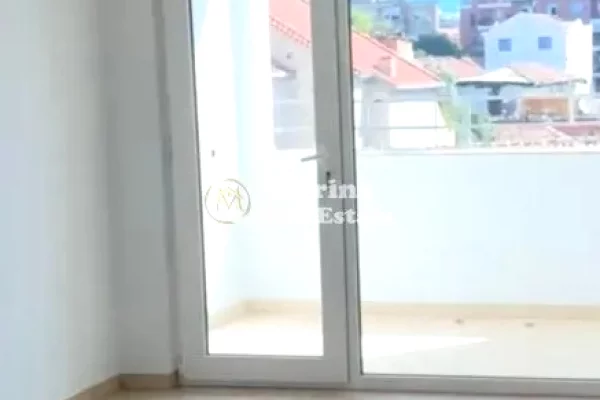 Qera | Ambjent Biznesi | Rruga Ferit Xhajko | 500 Euro/muaj