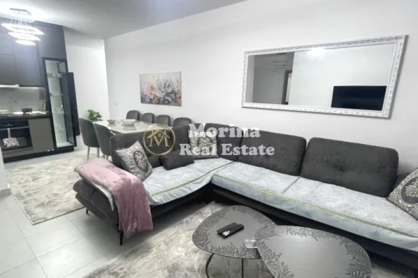 Mansarda(ultimo piano del tetto) in affitto a Tirana 3+1, Arredato