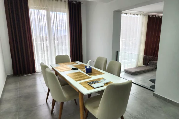 Shtepi me qera Vila Luksoze ne Tirane, 4+1, Mobilimi E mobiluar, Pagesa 1,800  Euro.