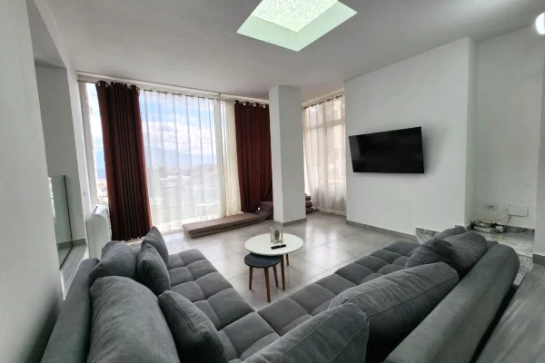 Shtepi me qera Vila Luksoze ne Tirane, 4+1, Mobilimi E mobiluar, Pagesa 1,800  Euro.