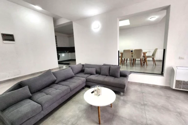 Shtepi me qera Vila Luksoze ne Tirane, 4+1, Mobilimi E mobiluar, Pagesa 1,800  Euro.