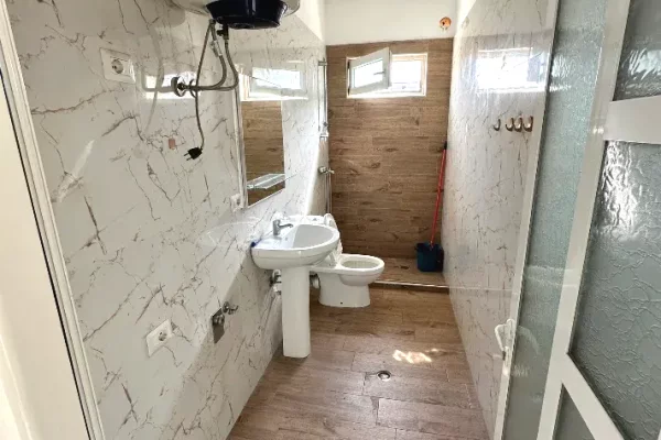 Shtepi me qera Vila Luksoze ne Tirane, 1+1, Mobilimi Pjeserisht e mobiluar, Pagesa 350  Euro.