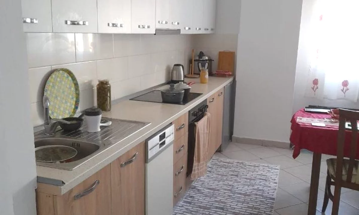 Shtepi me qera Apartament ne Tirane, 1+1, Mobilimi E mobiluar, Pagesa 40,000  Leke.