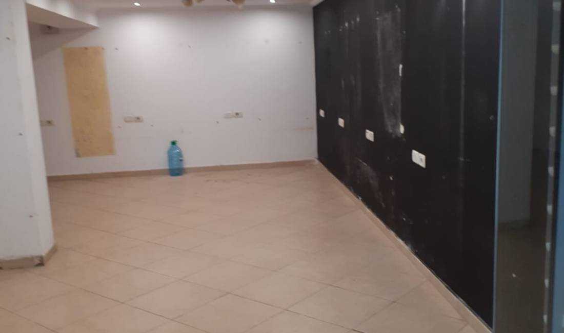 Dyqan per qera ,Sheshi wilson , prane gjimnazit petro nini , 300mije leke 