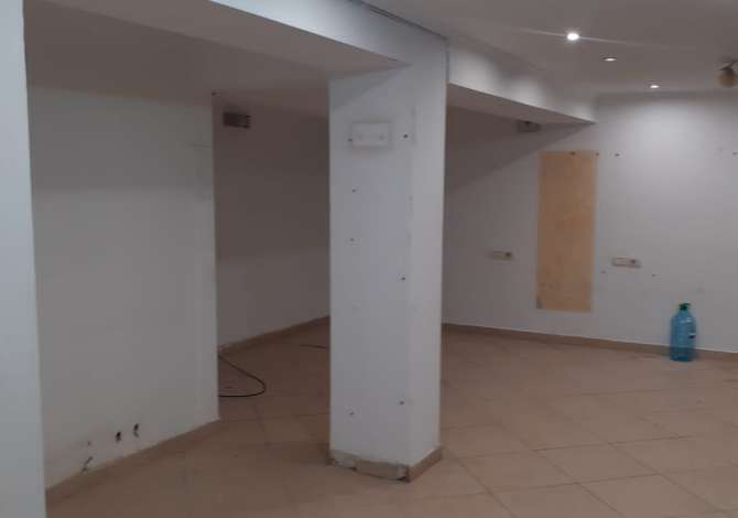 Dyqan per qera ,Sheshi wilson , prane gjimnazit petro nini , 300mije leke 