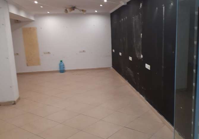 Dyqan per qera ,Sheshi wilson , prane gjimnazit petro nini , 300mije leke 