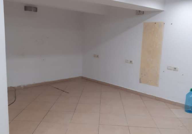 Dyqan per qera ,Sheshi wilson , prane gjimnazit petro nini , 300mije leke 