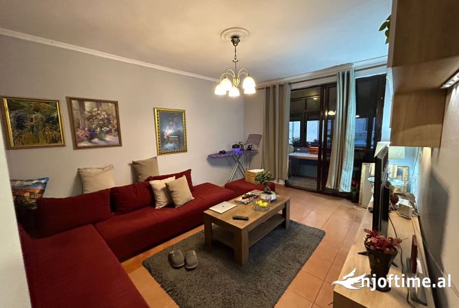 Shitet Apartamenti 2+1 , ish restorant durrsi ,te tirana bank 92.000euro 