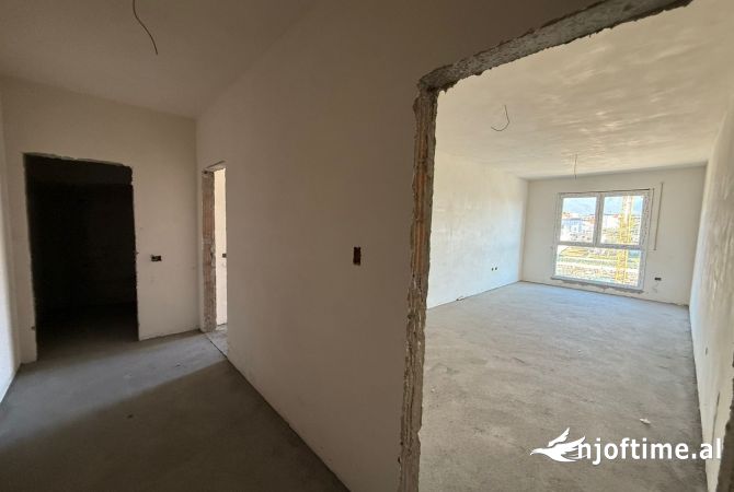 Shtepi ne shitje Apartament ne Tirane, 1+1, Mobilimi Bosh, pa mobiluar, Pagesa 100,260  Euro.