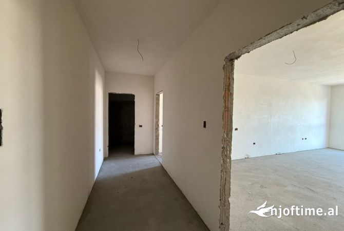 Shtepi ne shitje Apartament ne Tirane, 1+1, Mobilimi Bosh, pa mobiluar, Pagesa 100,260  Euro.