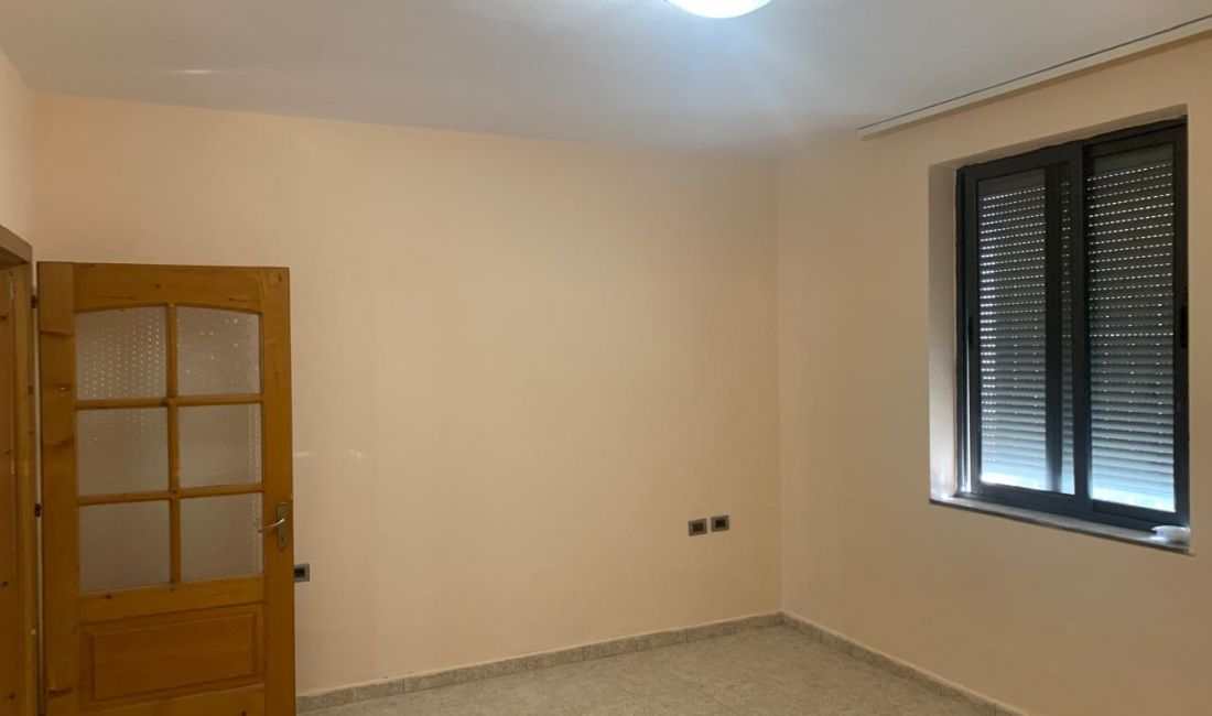 Jepet me qera Ambient Biznesi 1+1 , 21 Dhjetori ( rruga Muhamet Gjollesha 500euro