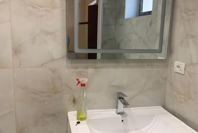 Jepet me qera Ambient Biznesi 1+1 , 21 Dhjetori ( rruga Muhamet Gjollesha 500euro