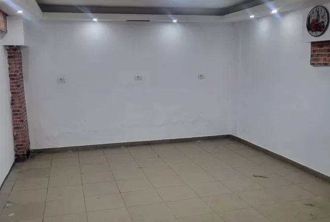 Jepet me qera dyqan tek Komuna e Parisit, prane bar Oslo