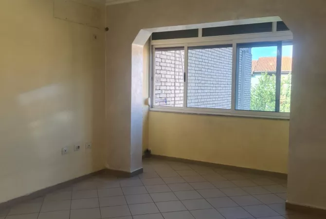 Shtepi ne shitje Apartament ne Tirane, 1+1, Mobilimi Bosh, pa mobiluar, Pagesa 110,000  Euro.