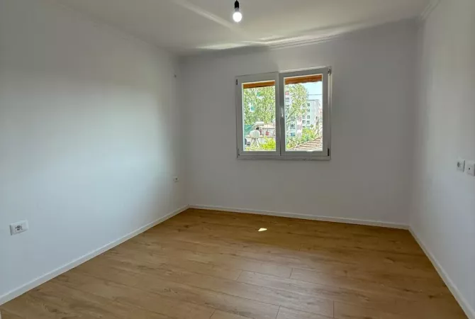 Shtepi ne shitje Apartament ne Tirane, 2+1, Mobilimi Bosh, pa mobiluar, Pagesa 122,000  Euro.
