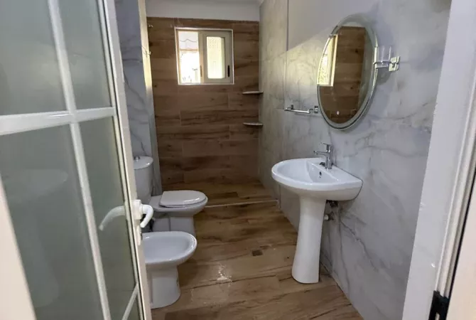 Shtepi ne shitje Apartament ne Tirane, 2+1, Mobilimi Bosh, pa mobiluar, Pagesa 122,000  Euro.