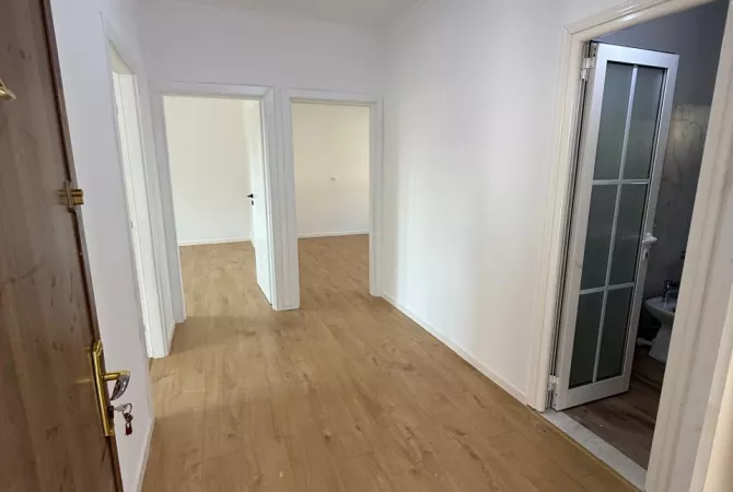 Shtepi ne shitje Apartament ne Tirane, 2+1, Mobilimi Bosh, pa mobiluar, Pagesa 122,000  Euro.