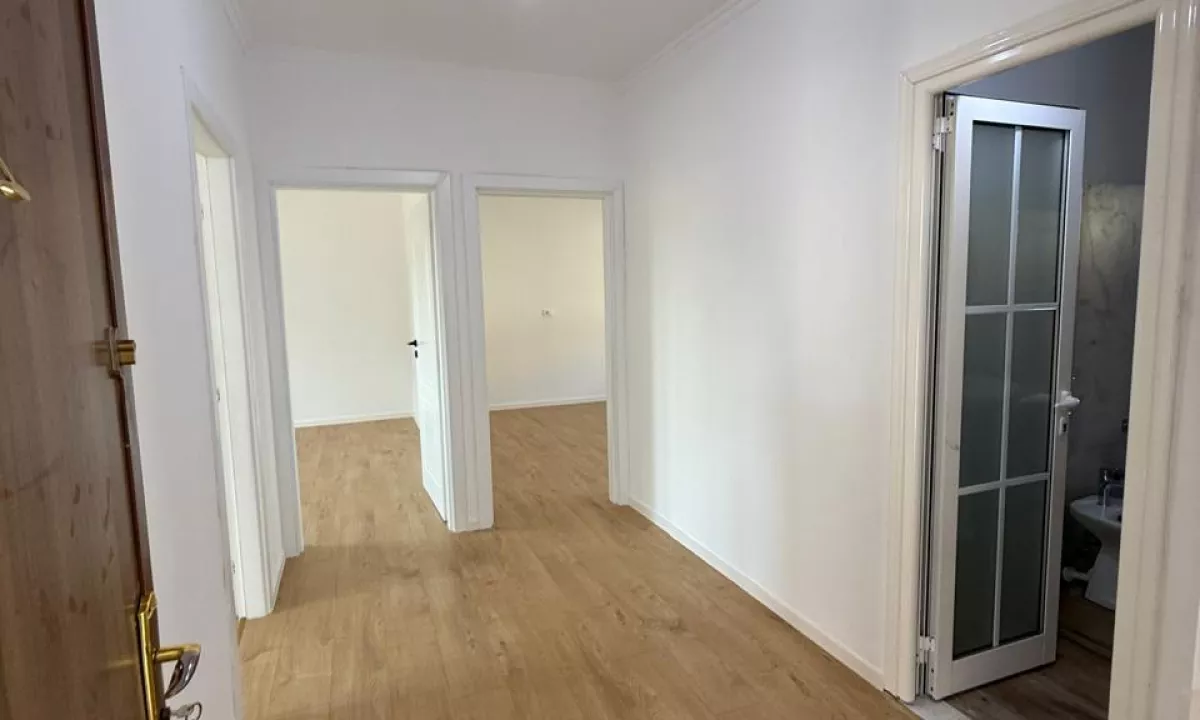 Shtepi ne shitje Apartament ne Tirane, 2+1, Mobilimi Bosh, pa mobiluar, Pagesa 122,000  Euro.
