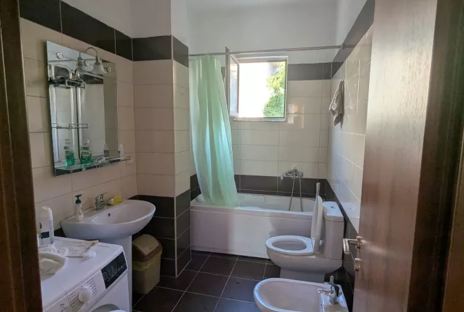 Shtepi me qera Apartament ne Tirane, 2+1, Mobilimi E mobiluar, Pagesa 35,000  Leke.