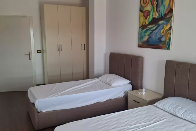 Shtepi ne shitje Apartament ne Tirane, 2+1, Mobilimi E mobiluar, Pagesa 192,000  Euro.