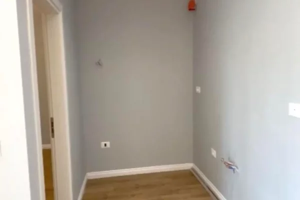 Shtepi ne shitje Apartament ne Tirane, 1+1, Mobilimi Bosh, pa mobiluar, Pagesa 98,000  Euro.