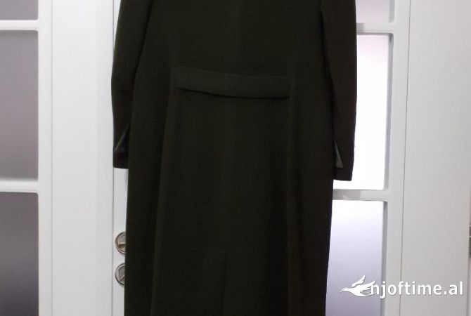 Shitet pallto per femra 9,000 leke