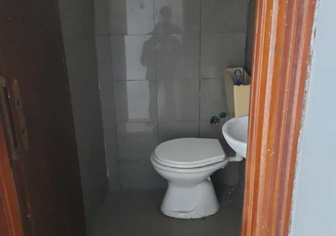 Ambient biznesi me qera 3+1 ne Tirane - 22,000 Leke