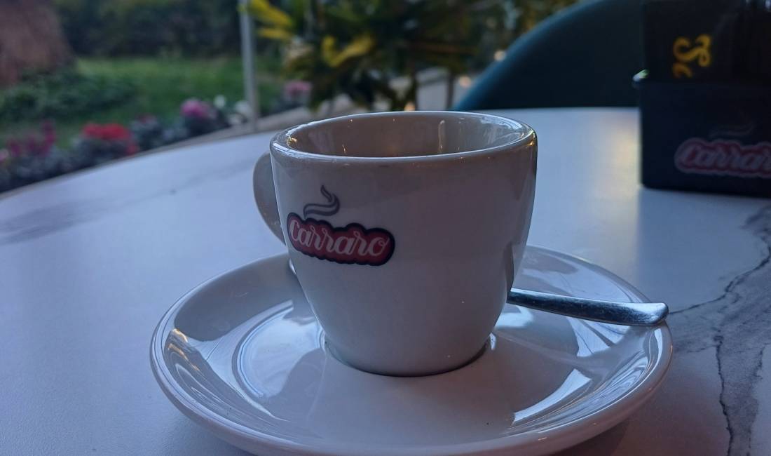 Bar-Loung me qira 4.000 Euro Ish -Ekspozita