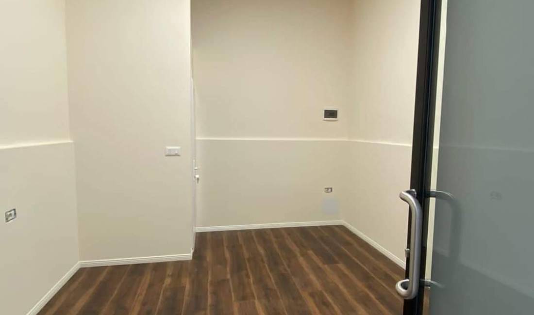 Shitet Dyqan 15 m2  Komuna e Parisit 48.000Euro