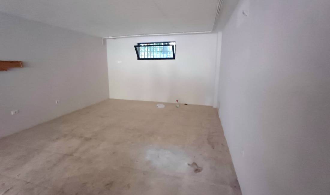 Dyqan me qira prane Bllokut 105 m2 1300 euro