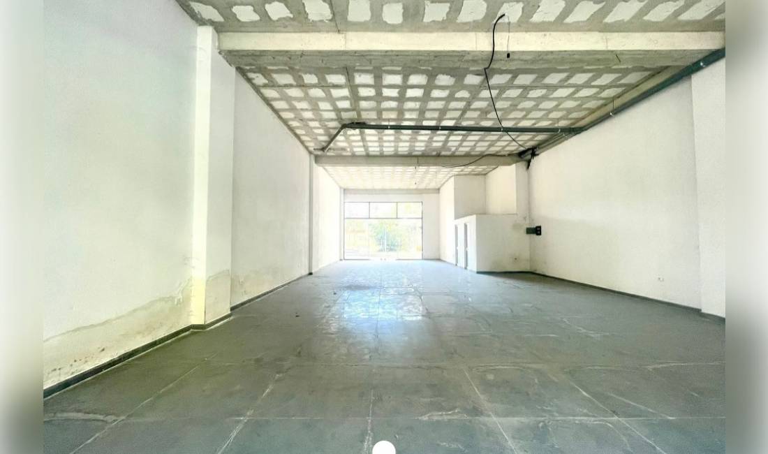 Ambjent Tregtar 144 m2  Kom. e Parisit