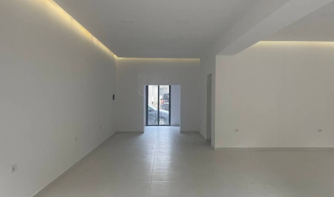 Ambient Komercial  80 m2 prane Vasil Shantos 2000 euro