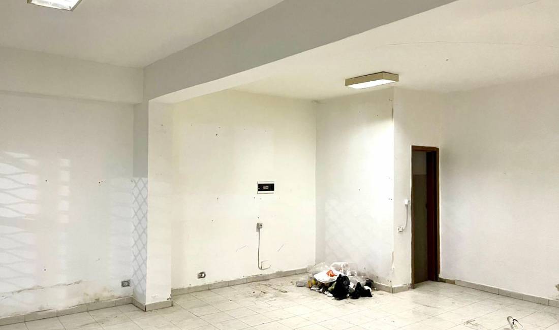 Dyqan ne shitje 55 m2 Komuna e Parisit 70.000 euro