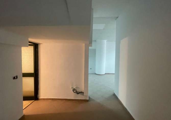 Dyqan 100 m2 me qira 21 dhjetori 700 euro 