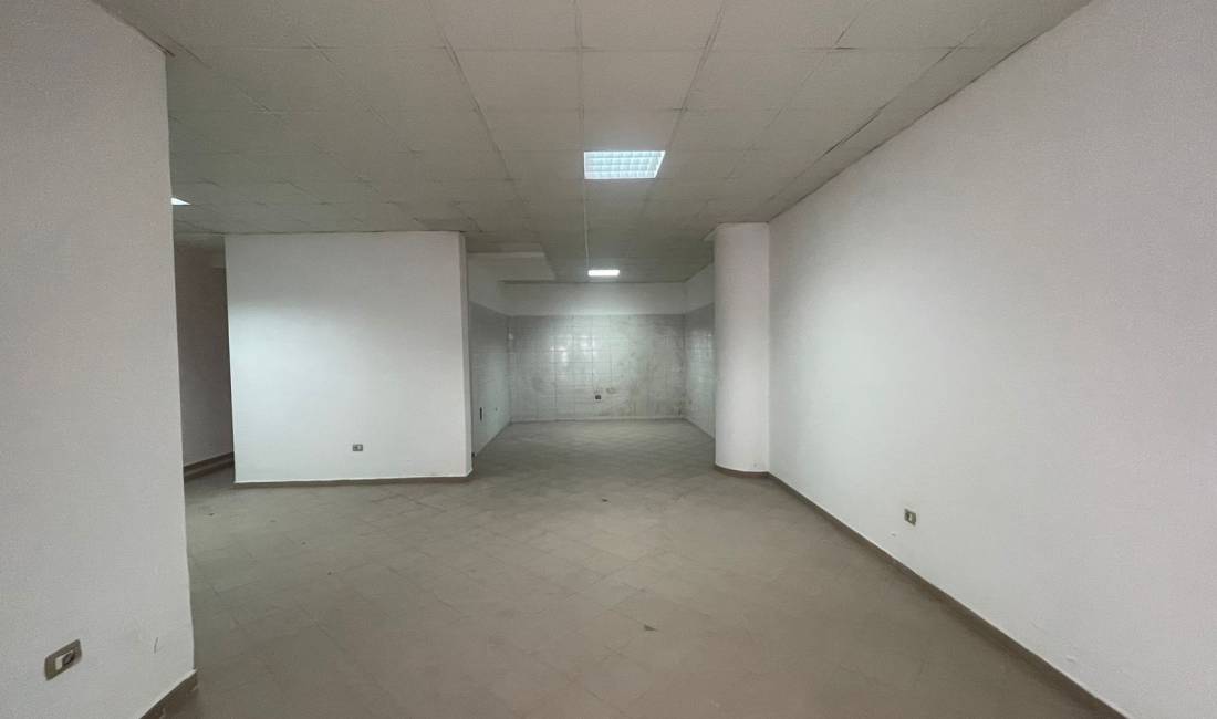 Shitet Dyqan 74 m2 Rruga e Kavajes 160.000 euro