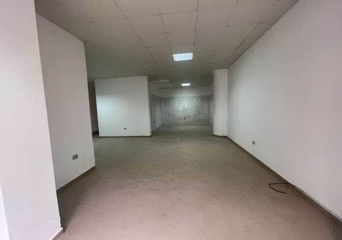 Shitet Dyqan 74 m2 Rruga e Kavajes 160.000 euro