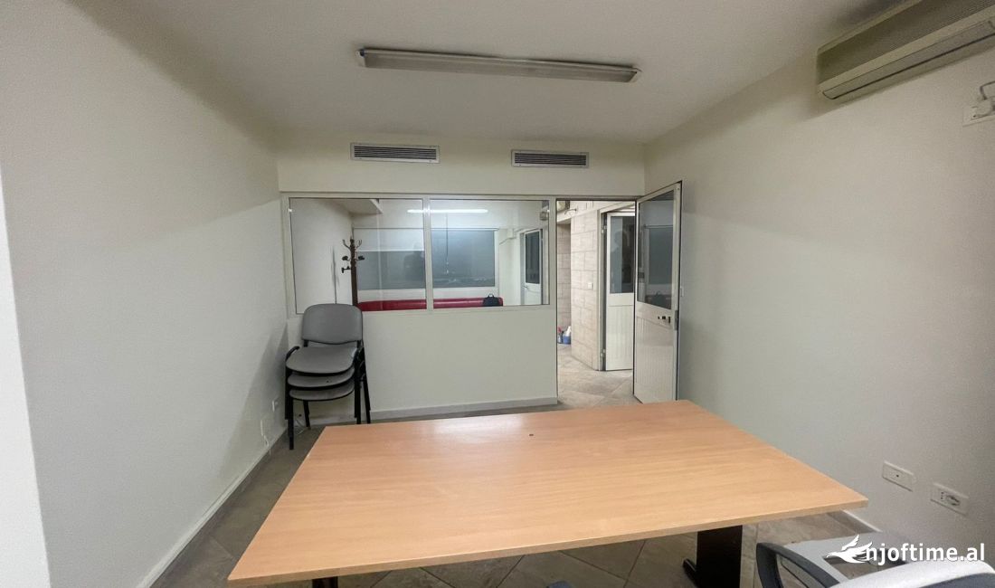 Ambient per Zyra me qira Ish Ekspozita 650 euro(bruto)