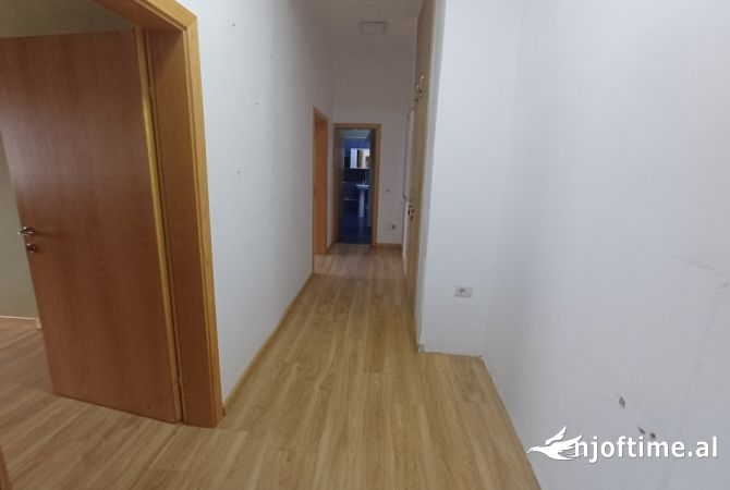 Ambiente Commerciale in Affitto 3+1 a Tirana - 800 Euro