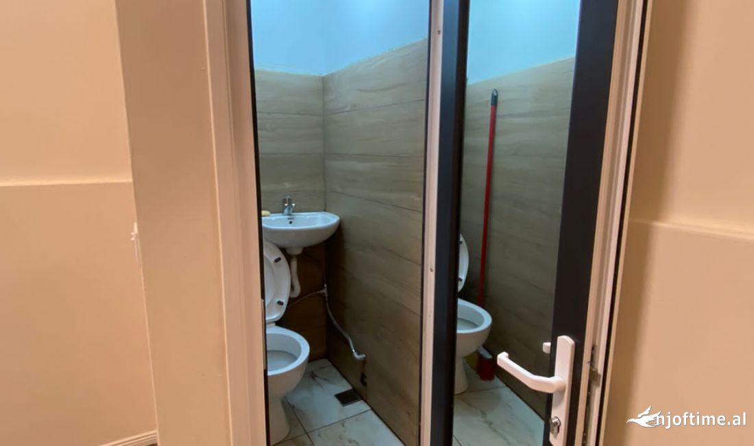 Dyqan ne shitje Komuna e Parisit 60.000 euro