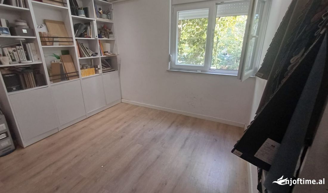 Zyre me qira te Ish Ekspozita 320 euro