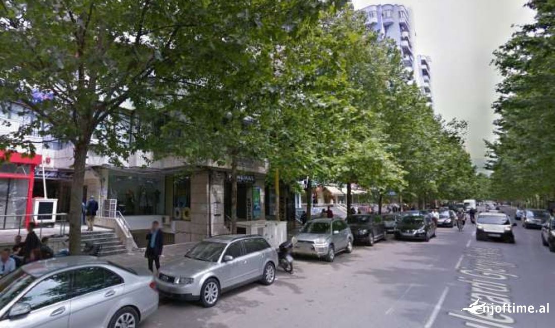 Dyqan me qira 30 m2 Ish Ekspozita 600 euro