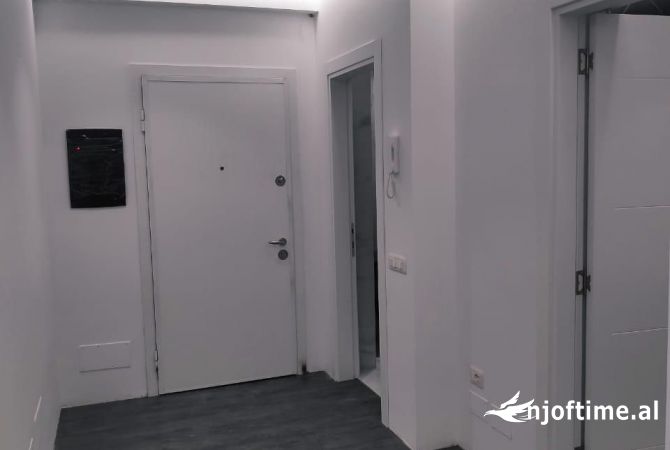 Ambiente Commerciale in Affitto 3+1 a Tirana - 1,500 Euro