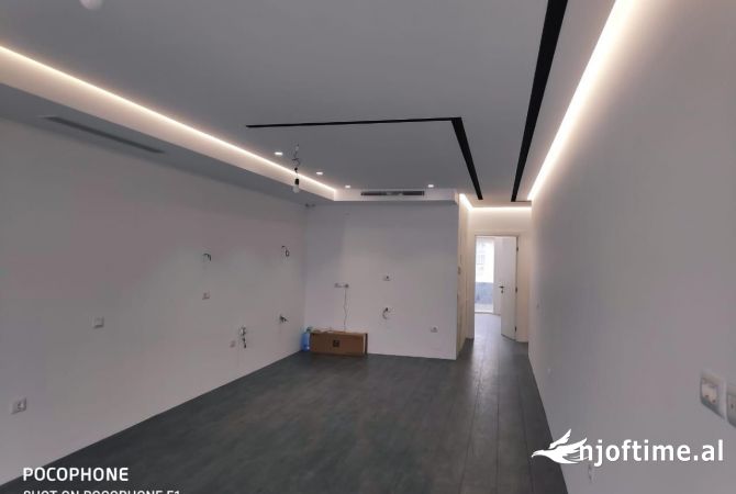 Ambiente Commerciale in Affitto 3+1 a Tirana - 1,500 Euro