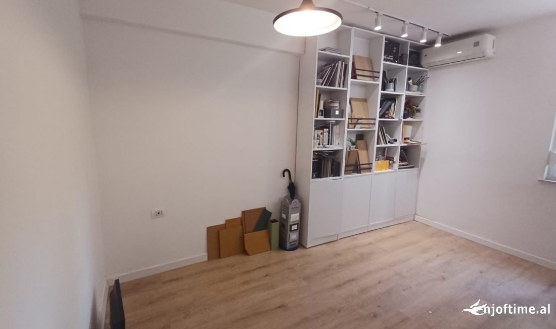 Zyre me qira 26 m2 prane Gjykates 320 euro