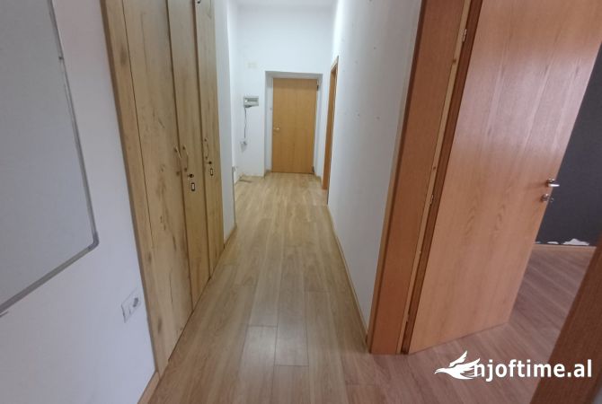 Ambiente Commerciale in Affitto 3+1 a Tirana - 750 Euro