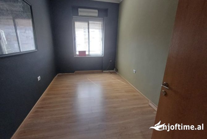 Ambiente Commerciale in Affitto 3+1 a Tirana - 700 Euro