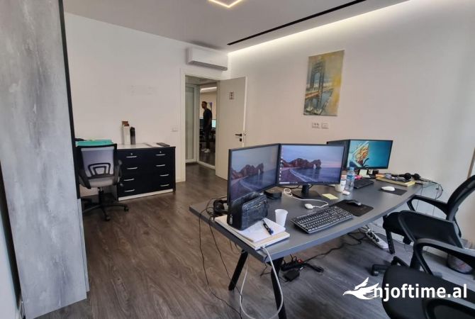 Ambiente Commerciale in Affitto 3+1 a Tirana - 1,500 Euro